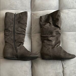 “Trend Report-Women’s Wedge Boots size 8”
